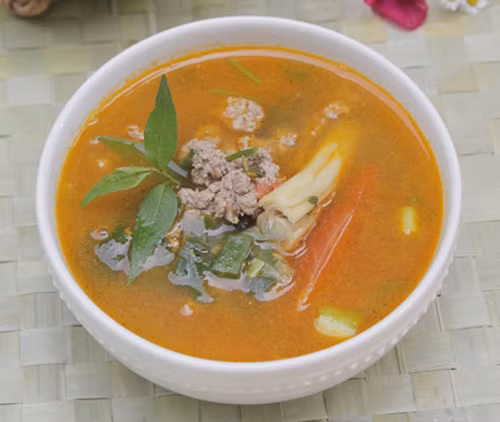 Phi thơm hành khô với chút dầu ăn rồi cho thịt bò vào đảo đều. Khi thịt chín tới thì thêm cà chua vào xào cùng. Cà chua chín hơi mềm, đổ nước vừa ăn, đun sôi. Cho sấu vào đun cùng đến khi nêm nếm thấy nước có vị chua chua ngọt ngọt thì tắt bếp, rắc hành hoa và rau dăm rồi múc ra bát. Canh sấu thịt bò ngon hơn khi dùng nóng. Ảnh: nauanpro