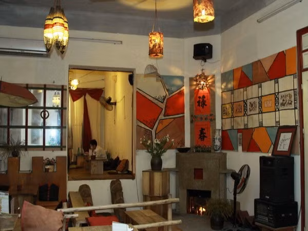 Chuồn Chuồn Phố, nằm trên gác hai của một căn nhà xây kiểu Pháp cổ ở 41 Hàng Bài, lối lên quán là một cầu thang hẹp, chỉ đủ cho một người đi. Vượt qua cầu thang nhỏ, nhiều người phải choáng ngợp bởi không gian rộng lớn mở ra trước mắt. Ảnh: Internet.