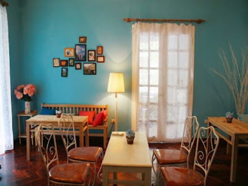 Tuy nhiên khi bước lên được đến nơi, bạn sẽ thấy bất ngờ vì một không gian xinh xắn và độc đáo. Mọi chi tiết trong quán đều được chọn lựa sắp đặt rất cầu kỳ, tinh tế. Đồ uống tại đây cũng được đánh giá là khá đa dạng và ngon. Ảnh: Internet.