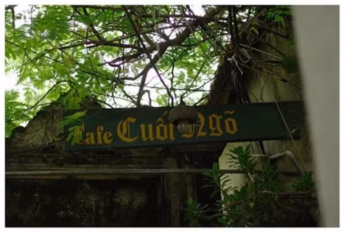 Cà phê Cuối Ngõ, nằm sâu trong ngõ 68, ngách 78 đường Cầu Giấy, quán mang phong cách dân dã như một ngôi nhà kiểu làng trong phố, đơn giản nhưng lại rất cuốn hút. Ảnh: giaoduc.net.vn.