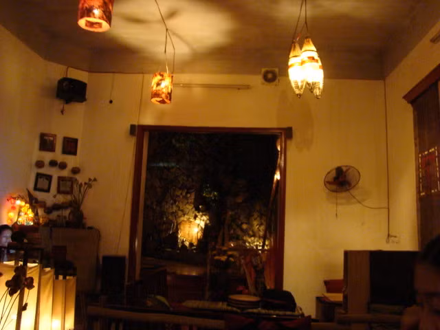 Quán cà phê phong cách dân gian nhưng vẫn mang hơi thở của cuộc sống hiện đại. Đồ uống của quán khá đa dạng và mang những cái tên lạ tai như Chuồn chuồn cam, Diễm xưa, Hạ trắng... Chuồn Chuồn Phố đã trở thành điểm đến được nhiều người dân Hà Nội lựa chọn. Ảnh: Internet.