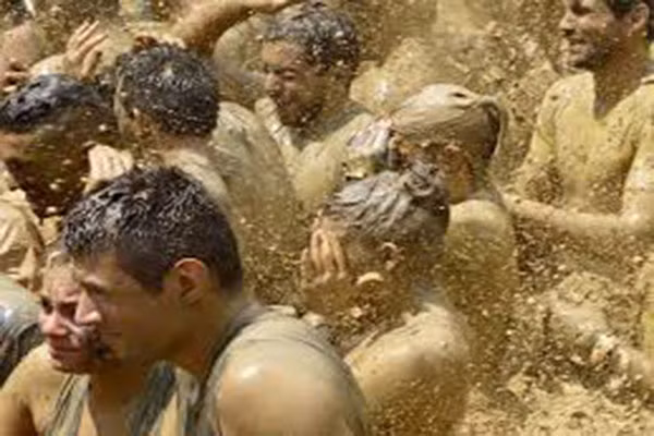 Người chơi có thể tham gia dưới hình thức cá nhân hoặc theo nhóm 4 người. Rất nhiều người chơi chia sẻ, mặc dù các thử thách trong lễ hội không hề đơn giản song những trải nghiệm mà lễ hội có một không hai này mang lại cho họ thực sự rất ấn tượng.