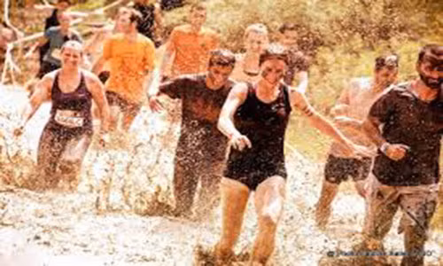 Thử thách độc đáo này trải dài suốt 13 km với 20 hạng mục thử sức khác nhau như: bò qua bùn, trượt qua ống nước vào bể chưa bùn hay nhảy dây trên một bể bơi đóng băng.