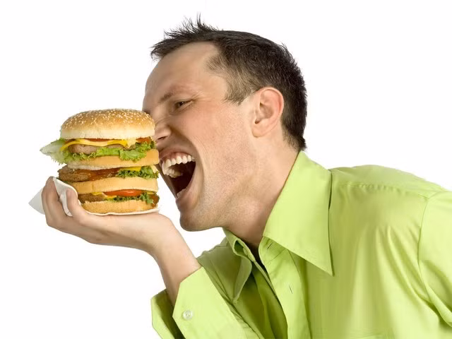 Ăn nhiều đồ chế biến sẵn. Nếu bạn là fan hâm mộ của các loại thức ăn nhanh, đồ ăn chế biến sẵn, hãy thay đổi thói quen này của bạn nếu bạn muốn giảm cân. Thực phẩm chế biến sẵn chứa rất nhiều chất béo và đường, là nguyên nhân chính gây ra bệnh béo phì. Khoai tây chiên, bánh ngọt, đồ đông lạnh... là những thực phẩm nên tránh. Ảnh minh họa: medias.rsr.ch. 