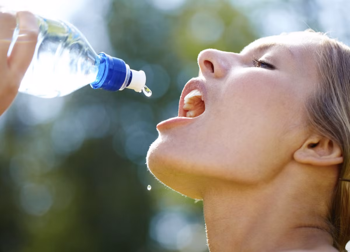 Uống ít nước. Một số người cho rằng việc uống nhiều nước có thể khiến vòng 2 to ra và cân nặng tăng lên, tuy nhiên trên thực tế, nước đóng vai trò trao đổi chất và mang đến cho bạn cảm giác no. Một số nghiên cứu đã chỉ ra rằng nước làm giảm nguy cơ các bệnh tim mạch, căng thẳng và loại bỏ độc tố ra khỏi cơ thể. Nếu muốn giảm cân, uống 2 lít nước/ngày là điều không thể thiếu. Ảnh minh họa: topsante.com.