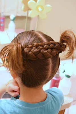 Với kiểu tết đuôi ngựa trên, mẹ cũng có thể để phần đuôi không tết, sẽ tạo thành chùm hoa tóc hai bên đáng yêu như thế này.