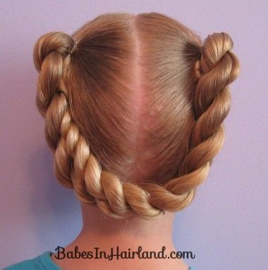 Tết tóc kiểu đuôi ngựa. Dành cho những bé có mái tóc dài và dày. Đầu tiên, mẹ hãy chia tóc làm đôi và tết tóc cho con kiểu vặn thừng. Sau đó, nối đuôi của phần tết này với phần gốc của đoạn tết kia sao cho tóc tạo thành chữ U.