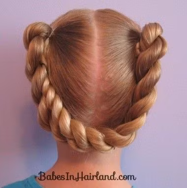 Tết tóc kiểu đuôi ngựa. Dành cho những bé có mái tóc dài và dày. Đầu tiên, mẹ hãy chia tóc làm đôi và tết tóc cho con kiểu vặn thừng. Sau đó, nối đuôi của phần tết này với phần gốc của đoạn tết kia sao cho tóc tạo thành chữ U.