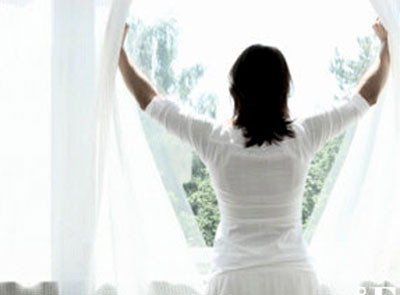 6. Thở và tưởng tượng hình ảnh trong đầu. Bạn hãy hít thở sâu trong khi tập trung vào một hình ảnh tích cực, dễ chịu, thay vì những suy nghĩ tiêu cực. Kỹ thuật này giúp tâm trí bạn không bị cuốn trong mớ bòng bong căng thẳng. Bài tập thở này có thể áp dụng ở bất kỳ đâu.