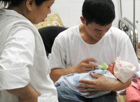 Vo de, chong chinh thuc duoc nghi thai san toi 14 ngay