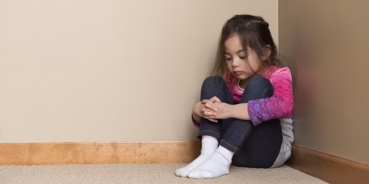 Cha mẹ có thể thông báo ngắn gọn cho trẻ biết lý do bị phạt, ví dụ: “Con sẽ ngồi một mình ở đây trong vòng 3 phút vì con ném đồ ăn lung tung”. Trong lúc time-out, cha mẹ hãy phớt lờ, không giải thích, lên lớp trẻ. Trẻ sẽ có khoảng không gian và thời gian riêng để bình tĩnh. Ảnh minh họa: Internet.