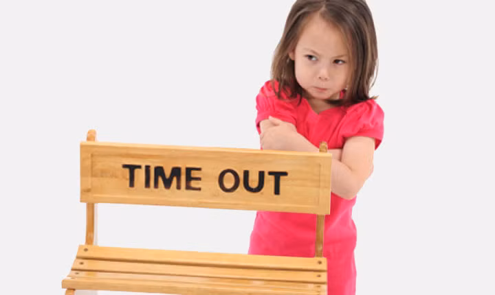 Cha mẹ có thể áp dụng cho trẻ phương pháp “Time-out” nếu trẻ không nghe lời và bắt đầu có biểu hiện mất kiểm soát. Ảnh minh họa: Internet.