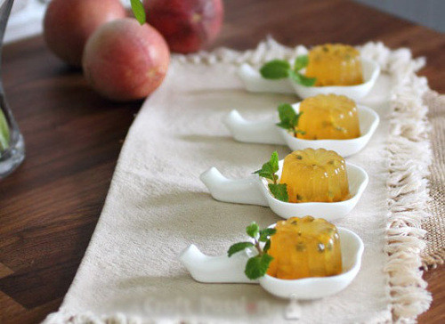 Trộn đều hỗn hợp đường và bột thạch rồi đổ vào nồi nước đang sôi, khuấy đều cho tan. Tiếp theo cho bát chanh leo vào nồi khuấy đều tay cho sôi. Nếu trong nồi có bọt thì vớt hết ra. Khi hỗn hợp nguội thì rót vào khuôn, cất vào tủ lạnh để thạch được đông. Thạch ngon có màu vàng tinh khiết, trong veo, có vị chua của chanh leo, vị ngọt của mật ong. Ảnh: khoetay