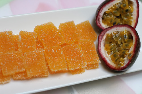 Kẹo dẻo chíp chíp chanh leo. Đây không chỉ là món ăn khoái khẩu của trẻ em mà cả người lớn cũng thích mê. Lấy 3 - 4 quả chanh leo và lọc 150ml nước cốt. Đổ nước cốt chanh vào một chiếc xoong. Rắc bột gelatine vào nước và ngâm 5 phút cho mềm. Thêm đường vào nồi nước và đun trên lửa nhỏ, khuấy đều cho đường tan hết. Ảnh: beemart