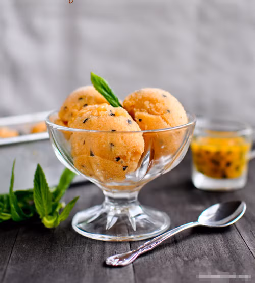 Kem chanh leo. Kem chanh leo mịn, có vị chua ngọt thơm ngậy thực sự là món tráng miệng tuyệt ngon cho cả gia đình vào dịp cuối tuần. Chanh leo (khoảng 4 quả) bổ đôi, dùng rây lọc bỏ hạt, lấy nước cốt. Lấy khoảng 4 lòng đỏ trứng gà và đánh tan hỗn hợp này với đường. Đổ 200ml sữa không đường vào nồi và đun với lửa thật nhỏ cho sữa nóng già. Ảnh: khampha