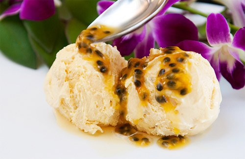 Đổ hỗn hợp lòng đỏ trứng với đường vào qua một chiếc rây mịn, vừa đổ vừa khuấy nhẹ tay. Khuấy đều đến khi hỗn hợp sủi nhẹ thì đổ phần nước cốt chanh leo vào. Khi hỗn hợp đã được trộn thật đều thì tắt bếp, để nguội. Đánh bông phần kem tươi đã chuẩn bị và đổi vào hỗn hợp trứng, sữa, chanh leo đã nguội. Cho hỗn hợp kem vào hộp vào cất vào ngăn đá. Ảnh: amthuc