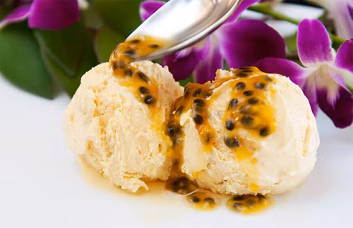 Đổ hỗn hợp lòng đỏ trứng với đường vào qua một chiếc rây mịn, vừa đổ vừa khuấy nhẹ tay. Khuấy đều đến khi hỗn hợp sủi nhẹ thì đổ phần nước cốt chanh leo vào. Khi hỗn hợp đã được trộn thật đều thì tắt bếp, để nguội. Đánh bông phần kem tươi đã chuẩn bị và đổi vào hỗn hợp trứng, sữa, chanh leo đã nguội. Cho hỗn hợp kem vào hộp vào cất vào ngăn đá. Ảnh: amthuc