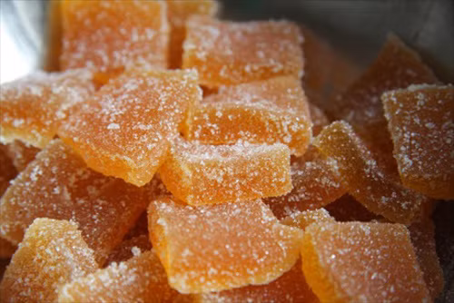 Lúc này vặn lên lửa lớn để đun sôi. Nồi nước sôi lại tiếp tục đun nhỏ lửa 10 phút. Sau đó đổ nước chanh leo vào khuấy nhẹ. Đổ hỗn hợp kẹo vào khuôn, để ở ngoài nhiệt độ phòng cho đến khi đông lại. Cắt kẹo thành từng miếng nhỏ, lăn đều qua đường để kẹo đẹp hơn, ngon hơn và không bị dính vào nhau. Ảnh: beemart