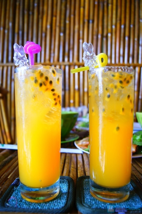 Đổ phần hạt chanh leo vào máy sinh tố, thêm nước, đường, xay thật mịn. Sau đó dùng đồ lọc, lọc kỹ để loại bỏ bã đen. Đổ phần nước cốt chanh dây vào bình. Khi dùng thêm đá lạnh theo sở thích. Ảnh: baokhang