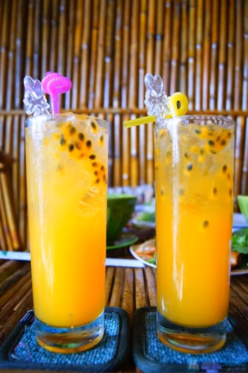 Đổ phần hạt chanh leo vào máy sinh tố, thêm nước, đường, xay thật mịn. Sau đó dùng đồ lọc, lọc kỹ để loại bỏ bã đen. Đổ phần nước cốt chanh dây vào bình. Khi dùng thêm đá lạnh theo sở thích. Ảnh: baokhang