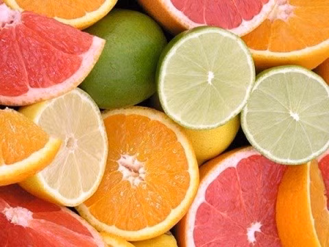 Chanh và cam. Vitamin C trong cam và chanh tăng sản lượng collagen tự nhiên. Vitamin C có trong chanh, cam cũng là thần dược giúp tăng sản lượng collagen. Chất này làm giảm sự hình thành nếp nhăn, chống lão hóa và ngăn ngừa da bị cháy nắng, rám nắng.