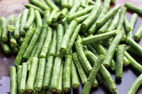 Đậu đũa. Đậu đũa giúp bổ sung collagen tự nhiên cho da bạn. Chất axit hyaluronic có trong đậu giúp hydrat hóa làn da, tăng độ đàn hồi, giữ cho da luôn ẩm và mịn màng. Ngoài ra, chất này còn có tác dụng đẩy nhanh quá trình tổng hợp collagen.