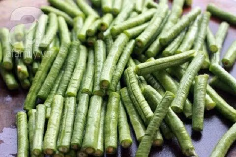 Đậu đũa. Đậu đũa giúp bổ sung collagen tự nhiên cho da bạn. Chất axit hyaluronic có trong đậu giúp hydrat hóa làn da, tăng độ đàn hồi, giữ cho da luôn ẩm và mịn màng. Ngoài ra, chất này còn có tác dụng đẩy nhanh quá trình tổng hợp collagen.