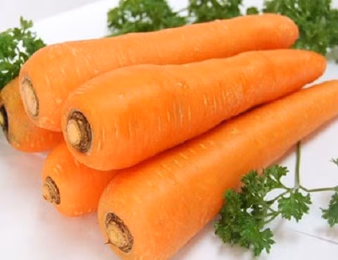 Cà rốt. Cà rốt làm chậm sự phân hủy collagen. Trong các loại thực phẩm, cà rốt giàu vitamin A bậc nhất, có tác dụng làm chậm sự phân hủy collagen và elastin - nguyên nhân chính gây ra lão hóa da. Ngoài ra nó cũng có tác dụng tăng cường sản sinh collagen mới, đồng thời kích thích lưu thông máu giúp bạn có một làn da hồng hào, khỏe khoắn.