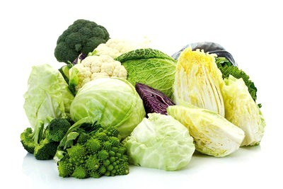 Rau cải. Rau cải xanh đậm giúp hấp thu collagen. Rau cải xanh, cải xoong, cải bắp, cải bó xôi, bina… và các loại rau có màu xanh đậm khác chứa rất nhiều chất chống oxy hóa Lutein. Chất này không những có tác dụng đẩy nhanh quá trình sản xuất mà còn giúp cơ thể điều tiết và hấp thu collagen tốt hơn.