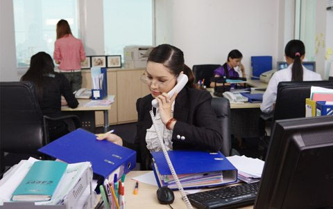 Hãy nghĩ lại xem điện thoại bàn, bàn phím, chuột máy tính… đã bao lâu rồi bạn không vệ sinh chúng? Những vật dụng này bạn phải thường xuyên dùng hàng ngày, nếu lâu ngày không “tắm rửa” cho chúng thì vi khuẩn sẽ dễ dàng xâm nhập vào những bộ phận trên cơ thể, đây chính là “mối đe dọa” cho sức khỏe của bạn.