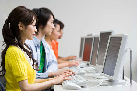 Một nghiên cứu được xuất bản trên Tạp chí Y học Thể thao của Úc đã đưa ra kết luận, cứ mỗi giờ xem TV hoặc ngồi trước Internet của một người trưởng thành trên 25 tuổi sẽ giảm 22 phút tuổi thọ. Dùng mạng Internet 6 giờ mỗi ngày thì tuổi thọ trung bình sẽ thấp hơn người bình thường khoảng 5 năm.