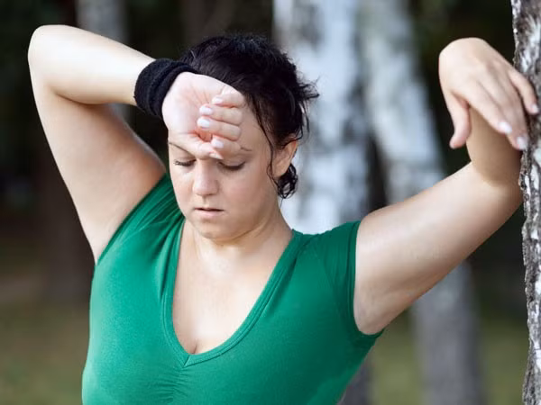 Ăn vặt thay bữa chính. Một số người do không có thời gian cho bữa trưa hoàn chỉnh nên thường tích trữ đồ ăn vặt, bánh kẹo thay thế cho bữa trưa. Cách ăn đó đã làm cho cơ thể tăng cân mất kiểm soát.