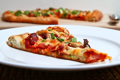 Còn ở Hàn Quốc, pizza được làm từ thịt bò ướp nướng, phô mai, nấm, ớt chuông và kim chi. Pizza ở đất nước này có thêm vị ngọt, mặn, cay chua của kim chi tạo nên hương vị đặc trưng không lẫn vào đâu được.