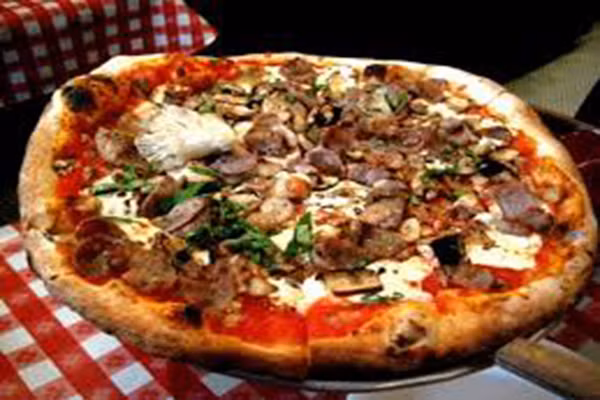 Ở New York, pizza có phong cách viền ngoài dày nhưng lòng đế lại cực mỏng. Các nhà sản xuất pizza cũng thường không nấu trên chảo hay nướng trong lò mà nướng pizza trên đá nóng.