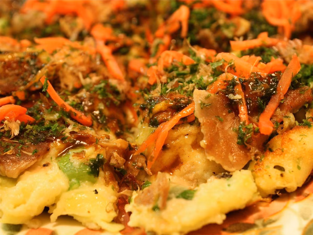 Tại Ấn Độ, một chiếc bánh pizza chuẩn là được làm với thịt cừu băm nhỏ, rắc thêm gừng ngâm và một loại phô mai đặc biệt chỉ có ở đất nước này, được gọi là phô mai paneer.