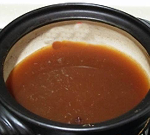 Gạn phần hạt đậu cho vào hộp cất vào trong tủ lạnh còn phần nước thì tiếp tục nấu với 5g bột thạch. Hỗn hợp thạch nguội cất vào tủ lạnh. Ảnh: mangdoisong