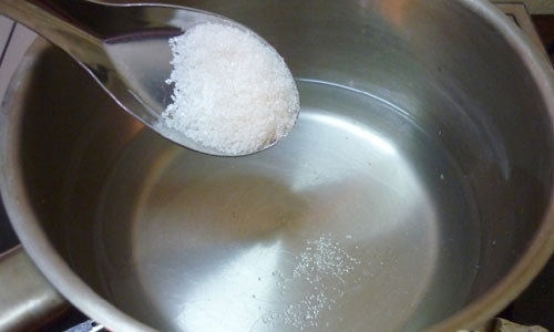 Bắc nồi lên bếp cho nước dừa, 50g đường vào nồi nấu với 5g bột thạch còn lại cho tan rồi cũng để nguội cho vào ngăn mát tủ lạnh. Ảnh: amthuchanoi