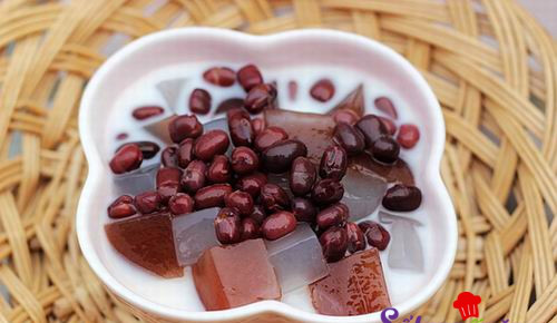 Thạch rau câu đông thì lấy ra cắt khối nhỏ vừa ăn. Cho thạch rau câu vào ly, cho hạt đậu đỏ lên trên. Rót sữa tươi và nước cốt dừa cho xâm mấp là có ngay món chè đậu đỏ rau câu tuyệt ngon. Ảnh: sotaynauan