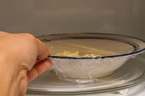 Cho trứng gà lần lượt vào đĩa và cho vào lò vi sóng. Nướng trứng ở nhiệt độ 180 độ C. Khoảng 5 phút, khi thấy lòng trắng trứng hết trong là được. Ảnh: whstatic 