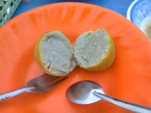 Lấy đĩa trứng ra khỏi lò vi sóng, rắc tiêu và tương cà chua lên rồi thưởng thức. Trứng gà nướng ăn nóng sẽ ngon hơn vì không bị tanh. Ảnh: amthuc365