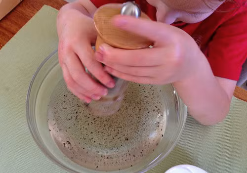 Kế đến rắc nửa thìa cà phê hạt tiêu và nửa thìa cà phê muối vào đĩa nướng vừa thoa bơ. Ảnh: phanthi