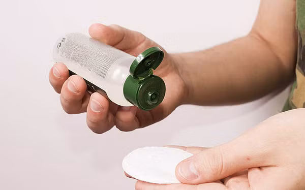  Có thể coi nước hoa hồng là một thói quen quan trọng cần có vào buổi sáng và cả buổi tối vì nó làm sạch và mềm da. Dùng miếng bông tẩy trang thấm nước hoa hồng rồi bôi lên da cổ, da mặt và để khô tự nhiên, bạn sẽ cảm nhận được sự tươi mát mà nó đem lại cho da.