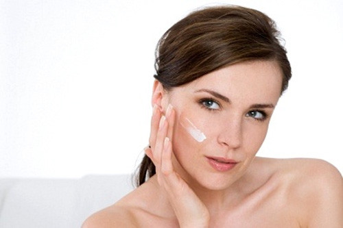 Một loại kem dưỡng ẩm màu nhẹ có chỉ số SPF tối thiểu 15 sẽ giúp da bạn luôn mềm mại và bảo vệ da khỏi các tác nhân gây lão hóa. Bạn có thể sử dụng loại kem này thay cho kem lót trong bước trang điểm nền.