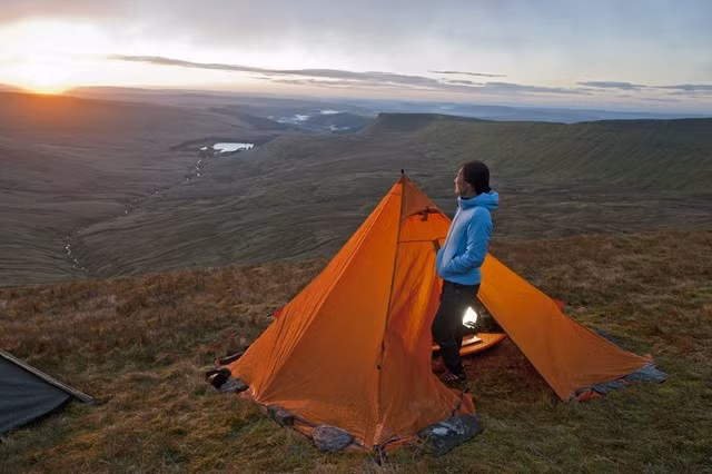 Trang phục. Muỗi là kẻ thợ săn ánh sáng và mẹo nhỏ cho bạn nên tránh mặc những bộ đồ sáng màu, muỗi có thể nhìn thấy bạn dễ dàng. Đối với muỗi, màu sắc sặc sỡ như màu đỏ hoặc xanh cũng sẽ hấp dẫn chúng hơn.