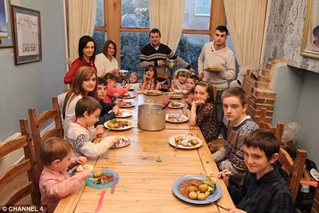 Để thuận tiện cho việc đi lại, đại gia đình này phải dùng tới xe buýt mini. Trung bình mỗi tuần, gia đình họ tiêu khoảng 250 bảng Anh (hơn 8 triệu đồng) chỉ để mua thức ăn.