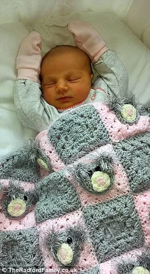 Gia đình Radford sống tại vùng Morecame, Lancashire, hiện đang điều hành một tiệm bánh ngọt. Sue đã mang thai đứa con đầu tiên là Chris khi cô mới 14 tuổi. Vào thời điểm ấy, cả 2 đã quyết định nuôi đứa bé này.