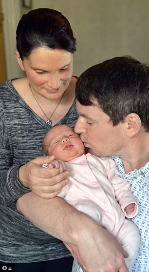 Trước khi đứa bé thứ 18 được sinh ra, Sue cũng đã mang thai và dự định sinh con vào dịp giáng sinh như một món quà cho cả gia đình nhưng không may mắn thai chết lưu. Giờ đây, đón đứa con này trọn vẹn, cả gia đình đều vui mừng khôn xiết.