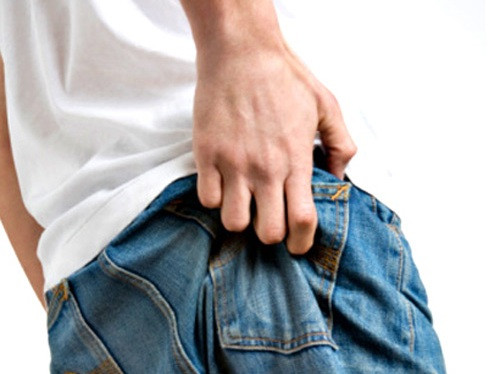 Hậu môn. Đừng bao giờ chạm vào khu vực nhạy cảm này. Một số người có thói quen gãi hoặc chọc ngoáy vào chỗ ấy khiến nó tổn thương. Đến khi gặp phải vấn đề nhạy cảm thì không dám thổ lộ với bác sỹ khiến bệnh càng nặng. Vùng da khu vực này cũng thường chứa nhiều vi khuẩn. Đó là lý do, các chuyên gia y khoa khuyến cáo bạn nên rửa tay thật sạch sau khi đi vệ sinh và trước bữa ăn.