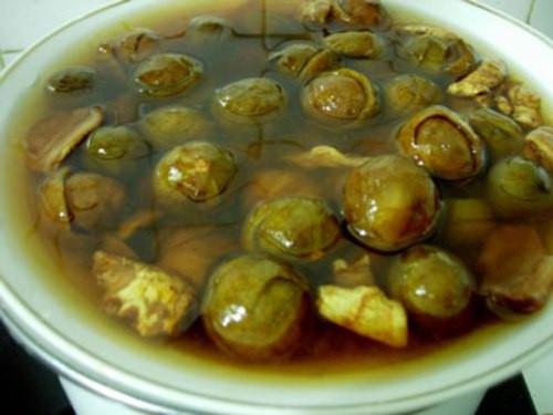 Tăng cường hệ tiêu hóa. Nhờ có vị chua thanh nên sấu có tác dụng thanh nhiệt giải khát và kích thích làm tăng tiêu hóa. Lấy sấu hấp với đường làm nước giải khát uống trong ngày. Hoặc sử dụng quả sấu tươi nấu canh chua ăn. Ảnh: photobucket