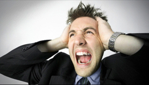 Sốt, đau đầu. Sự chèn ép của các tế bào trong tủy gây ra những cơn đau đầu, sốt. Nếu bạn gặp phải những dấu hiệu này mà đã chữa trị nhưng không dứt, hãy nghĩ tới có thể nó chính là dấu hiệu ban đầu của bệnh ung thư máu. Ảnh: giadinh